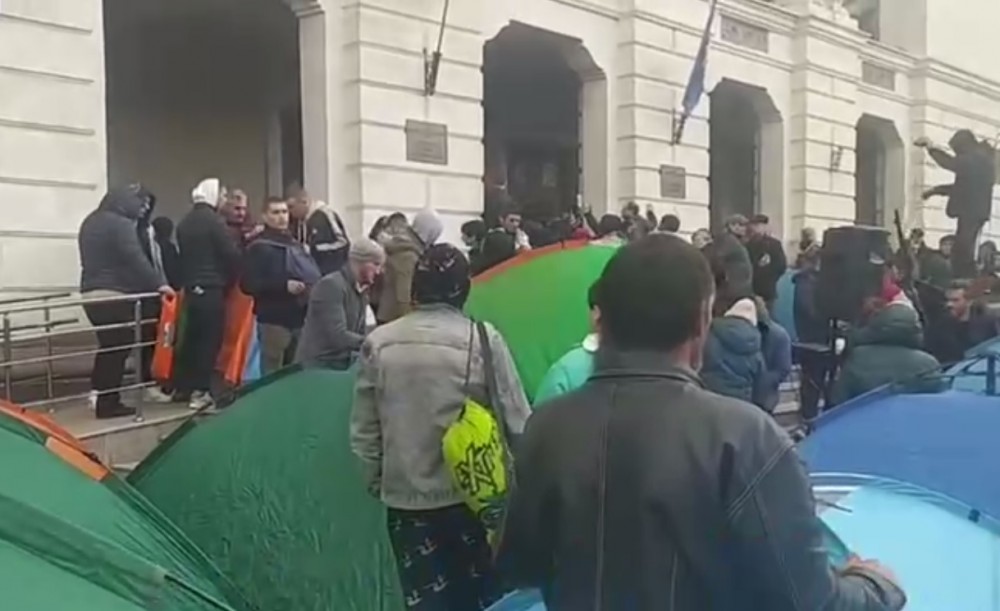 Protestatarii nu cedează: Un nou orășel al corturilor a fost amenajat în fața Procuraturii Generale